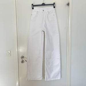 Snygga och sköna vita jeans från H&M i storlek  34. Ganska långa på mig som är 158 cm lång. Endast använda ett fåtal gånger 🤍