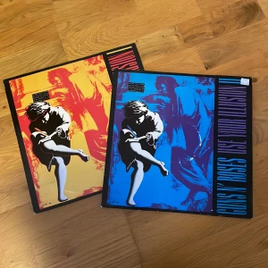 Guns n' roses vinylskivor - Säljer min pappas gamla vinylskivor, från albumen Use Your Illusion 1 och 2. Vinylerna funkar precis som de ska men förpackningarna har tecken på användning. Båda album har dubbla skivor (bild 1 och 2) du kan köpa 2 för 500 eller en för 300 kr