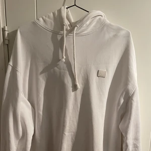 Acne hoodie - Säljer min acne face hoodie. Köpt på Acne’s butik på Nytorgsgatan för 2,700kr. Mitt pris 700kr. Använd 7 gånger och säljs då jag inte använder den längre. Den är oversized och passar mig som är 191