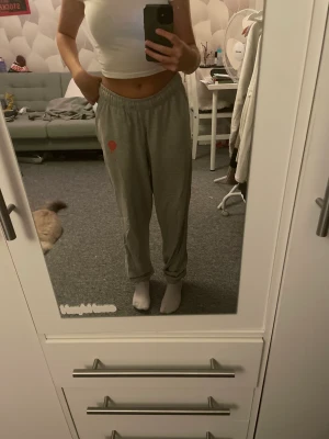 Louis mjukisbyxor (OBS TRASIGA) - Mina Louis Tomlinson byxor gick sönder i sömmen och ett litet hål i rumpan. Inget som syns men känner fortfarande att de inte kommer till användning så tänkte kolla om någon annan möjligtvis vill ha dom