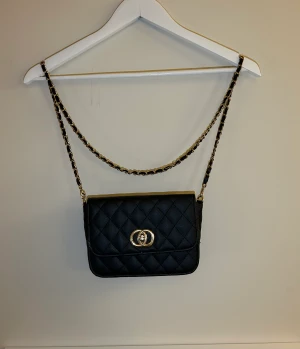 Handväska - Svart Handväska från SHEIN. Använd. Okej skick.