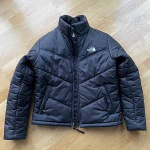 The North Face Vinter Jacka - Köpt förra året på skistarshop för 2799. Köpt ny därför jag säljer, väldigt lite använd [inga flaws eller täcken på användning] Bara att skriva om ni vill ha bilder osv! Pris kan diskuteras!