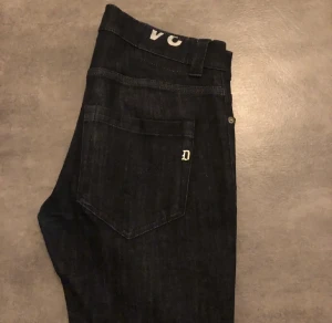 Dondup jeans - Säljer mina snygga Dondup jeans i färgen mörk blå. Riktigt snygga i st 34 men sitter mer som 33 or. I mycket bra men användt skick