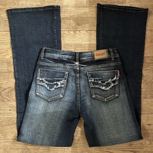 Lågmidjade bootcut jeans  - Jätte coola lågmidjade jeans med fina detaljer! Midjemått 36 cm, innerbenslängd 79 cm❤️‍🔥❤️‍🔥