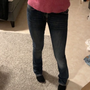 Lågmidjade bootcut jeans  - Säljer dessa snygga jeans som tyvärr har blivit för små för mig 