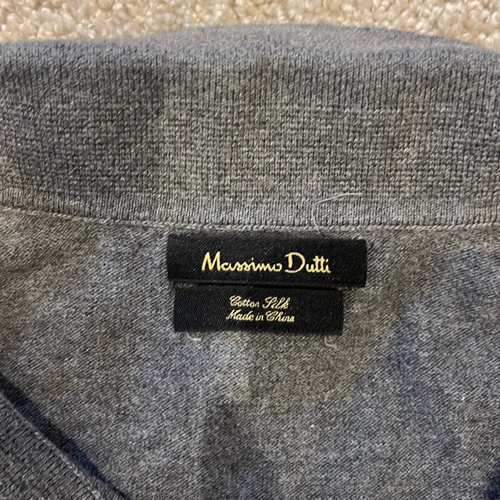 Jätte snygg polo tröja från Massimo dutti 🔥skick: 9/10 storlek: S/M pris: 329kr. Skjortor.