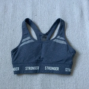 Sport bh från stronger  - Sport topp ifrån Stronger i storlek Xs. Har inte användning för denna då den är för liten tyvärr ☺️nypris 400kr