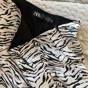 Kjol från Zara med dragkedja på sidan samt små knappdetaljer, det är även inbyggda shorts. 