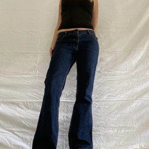 Bootcut jeans - Lågmidjade bootcut jeans, mörkblå. Midjemått 77 innebenslängd 78 cm