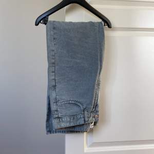 Jag hade dubbletter av dessa gråa herr jeans från Weekday bara i olika storlekar. Inte använda, endast testade 🩶⚡️. Matchar med jeansskjortan som finns i tidigare inlägg❗️