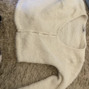 Vit lurvig långarmad crop top  - Har använts ett antal gånger 
