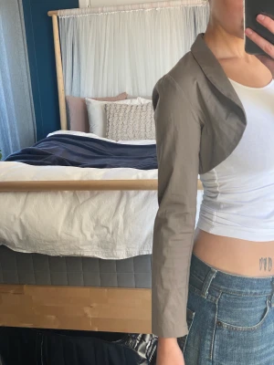 Kort kofta - Ljuslila ish kort kofta som bara täcker armarna