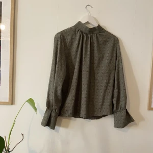 Festlig grön blus  - Festlig grön blus. Aningen grönare nyans än bilden visar. 