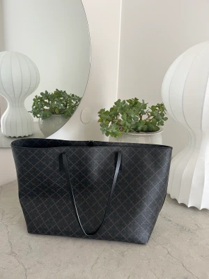 Malene Birger väska  - Väska från Malene Birger i brunt mönster, den mindre modellen. Använd men i fint skick - inget att anmärka på utsidan, men tecken på användning inuti. 