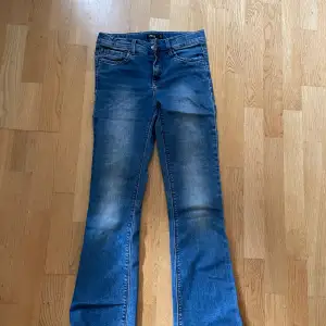 Säljer dessa jätte fina jeans eftersom att de är för små. Det står 164 men skulle säga att de är ca 154 . Midjemått tvärsöver 34 cm, Innerbenslängd 70 cm❤️