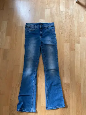Säljer dessa jätte fina jeans eftersom att de är för små. Det står 164 men skulle säga att de är ca 154 . Midjemått tvärsöver 34 cm, Innerbenslängd 70 cm❤️