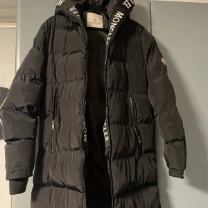 Moncler vinterjacka  - Nu säljer jag min vinterjacka från moncler. Den är i fint skick förutom att de är hål i båda fickor men de är inget synligt,enkelt att laga,nypris 17 och säljer den för 3 