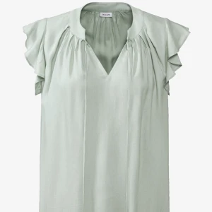 Lascana blus - Säljer en jätte söt blus ifrån Lascana! Den är helt oanvänd med lappen kvar. Jättefin att både klä upp och ner💕storlek 34! 