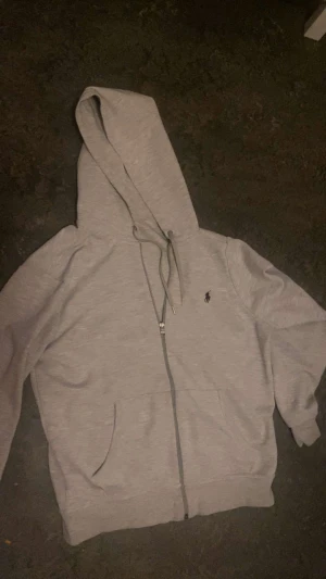 Polo zip hoodie  - Säljer denna trendiga Ralph lauren zip hoodie då den va inte rätt passform. Den är i storlek M men passar dig som bär storlek L. Vid frågor hör av er✅