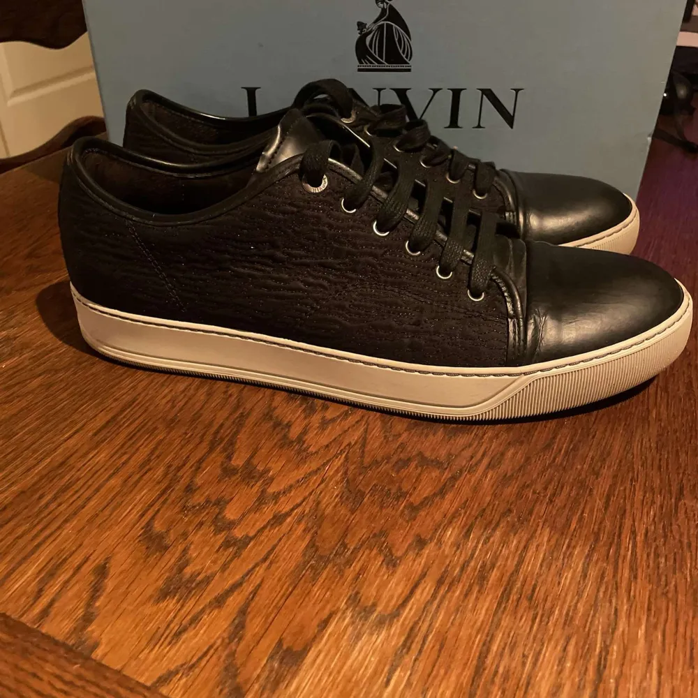 Säljer mina sällsynta Lanvin skor i storlek 43. Skick 7,5/10. Sjukt snygga och får även med original box!. Skor.