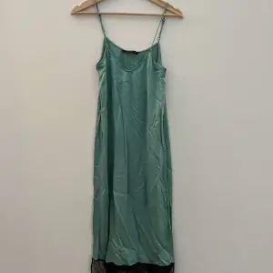Härligt grön klänning från Zara i gott skick! 