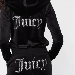 Juicy couture  - Säljer hela setet den har lite små defekter här och där J:et på tröjan är halv 