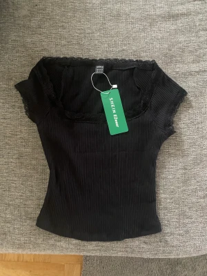 Topp - Oanvänd topp med spets från SHEIN❣️