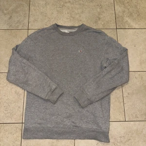 Tommy Hilfiger Sweatshirt - Fet Seeatshirt från TH, inte mycket ansvänd därför säljes. Storlek M passar brs för L också.