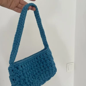 Blå väska  - Fin blå axelremsväska från asos💕frakt 45