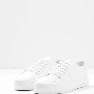 Sneakers - Säljer mina vita sneakers i strl 39, använts sparsamt🩷