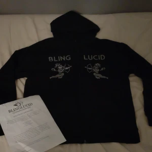 Blinglucid zip  - Säljer nu min blinglucid zip då den var för stor. Storleken är XS men den är lite oversized och stor i storleken. XS brukar passa mig när det gäller hoddies, så passar S dig perfek kommer denna passa dig perfekt också men även om S är lite för liten. 