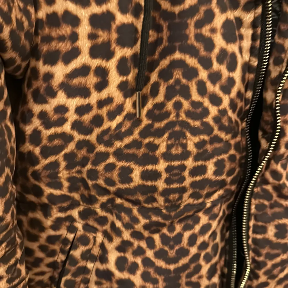 En jätte fin vinter jacka från märket MAJE  med leopard mönster på  Den är oanvänd  har bara legat i garderoben men har inte haft tid att använda den därför säljer jag den . Jackor.