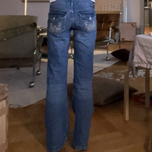 Lågmidjade jeans - Säljer de här populära lowwaist keansen från hm då de är lite stora. Jättefina broderier på fickorna. Bara använda Max fem gånger och perfekt skick💗