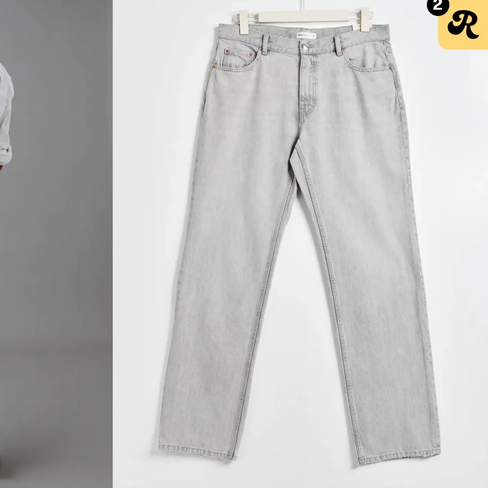 Säljer mina ljusgråa lågmidjade jeans från Gina för att dom inte kommer till användning längre. Dom är i jätte bra skick som nya köpte för 500kr skriv om ni vill ha fler bilder . Jeans & Byxor.