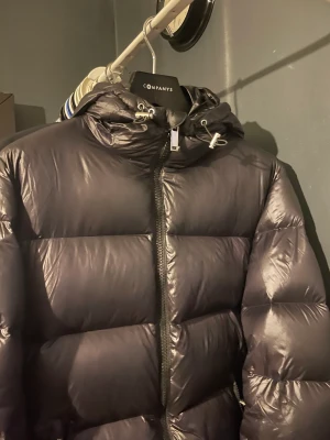 Vinter jacka - Säljer min zara vinter jacka då jag inte använder den. Där är i nyskick knappt använd och storlek M. Köpt för 1299kr. Kan mötas upp i Stockholm eller frakta. Skriv vid funderingar😀