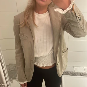 Beige kavaj  - Beige zara kavaj från kill avdelningen, superbra till våren och även nu i höst, använd fåtalgånger🥰