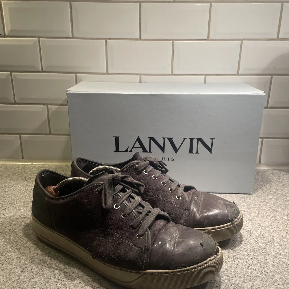Hej! Säljer mina Lanvin skor som är inköpta på AMICIS för 390€ 24/12-2021. Det finns några skavanker och högerskon är mer sönder än den vänstra. Skick 4/10. Låda ingår inte. Hör av er ifall ni har några frågor . Skor.