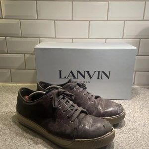 Lanvin - Hej! Säljer mina Lanvin skor som är inköpta på AMICIS för 390€ 24/12-2021. Det finns några skavanker och högerskon är mer sönder än den vänstra. Skick 4/10. Låda ingår inte. Hör av er ifall ni har några frågor 