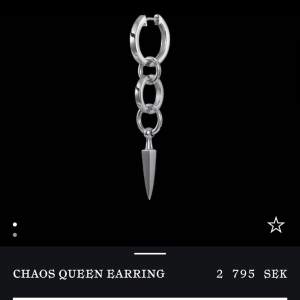 Säljer 2st CHAOS QUEEN earrings i silver,Båda är i jätte bra skick❤️‍🔥❤️‍🔥Kan även göra byten