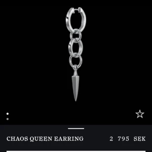 Maria Nilsdotter örhängen  - Säljer 2st CHAOS QUEEN earrings i silver,Båda är i jätte bra skick❤️‍🔥❤️‍🔥Kan även göra byten