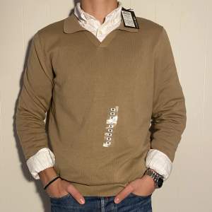 Säljer denna fräscha pullover från Only & Sons som endast är testad för bild | Den är perfekt över en skjorta Färgen är en blandning av Brun & Beige | Storleken är Medium | Nypris: 350 kr men säljer för ENDAST 179 KR | Hör av er vid frågor!😁