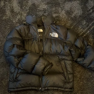 Northface jacka - Säljer nu min North face jacka som blivit för liten på mig, jackan är väldigt skön och varm. Den är perfekt nu till vintern!