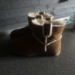 Ugg - Ett par fina ugg som är bruna, knappt inte använda pågrund utav storlek och har köpt nya. Storlek 39 