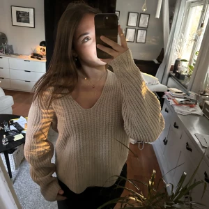 Stickad tröja från Acne Studios - Super härlig stickad v-ringad tröja från Acne Studios perfekt till hösten🍁. Pris kan alltid diskuteras!!🩷