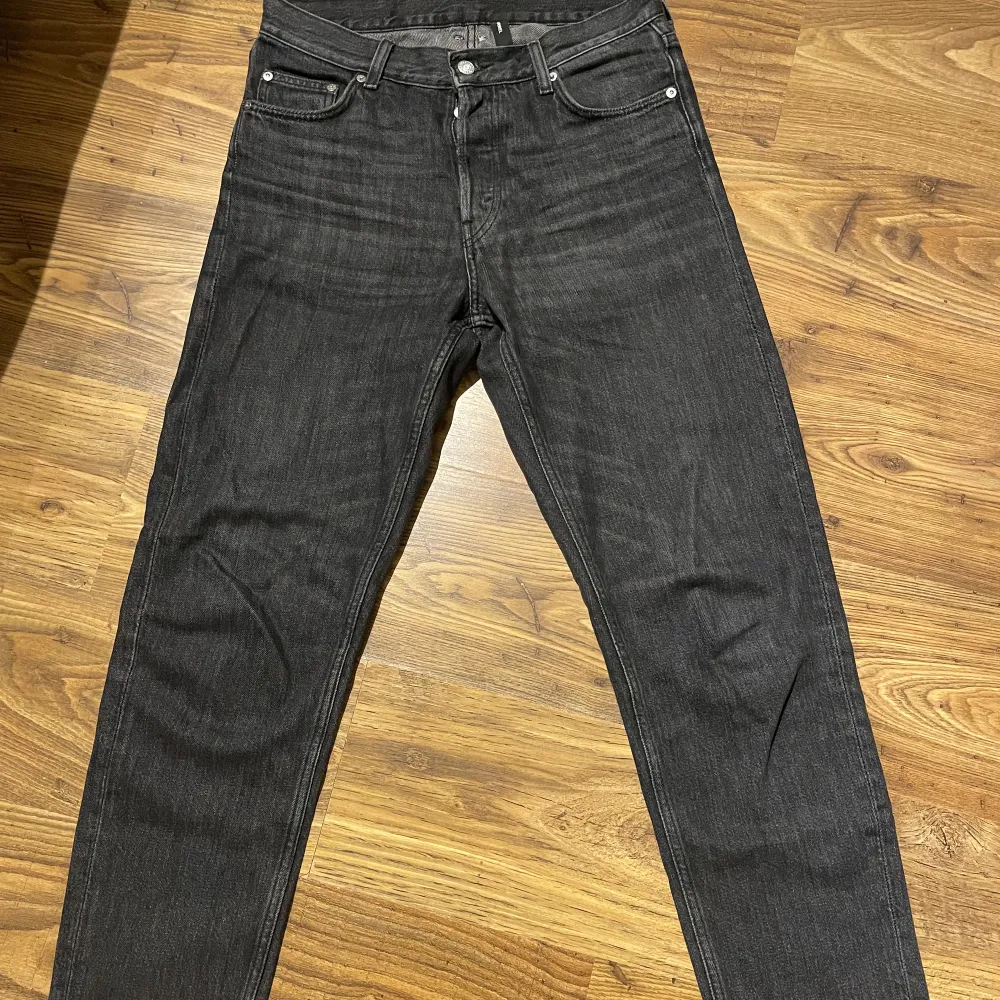 Svarta jeans ifrån weekday. Väldigt snygga och nästintill nyskick, använda ett fåtal gånger. Lite bredare och luftigare model väldigt trändiga just nu. Storlek 28/32. . Jeans & Byxor.