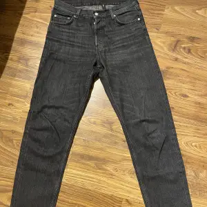 Svarta jeans ifrån weekday. Väldigt snygga och nästintill nyskick, använda ett fåtal gånger. Lite bredare och luftigare model väldigt trändiga just nu. Storlek 28/32. 