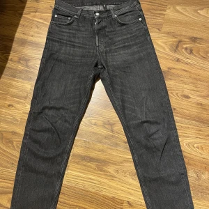 Jeans  - Svarta jeans ifrån weekday. Väldigt snygga och nästintill nyskick, använda ett fåtal gånger. Lite bredare och luftigare model väldigt trändiga just nu. Storlek 28/32. 