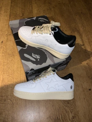 Bapesta ’black’  - Storlek 43 Alla extra tillbehör (vita och cream laces och dustbag och OG box) som medföljer finns på bilder. 