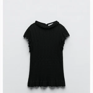 Spets topp  - Säljer denna skit snygga topp från zara i nyskick. Perfekt inför hösten