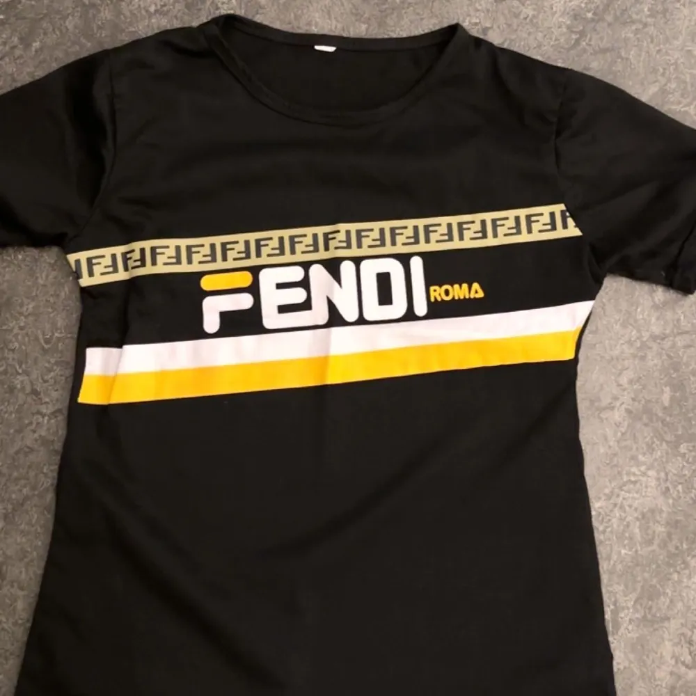 Säljer en Fendi Tshirt i storlek s/m. Tröjan är 1-1 kopia av den identiska. Tröjan är i jätte bra skick och knappast använd, Max en gång.. T-shirts.